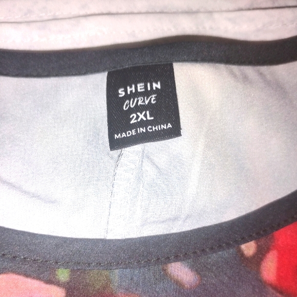 ♥️🤍🖤 NWOT Womens 2X Floral Top with Red Poppies Lightweight Spring Summer - Picture 2 of 3